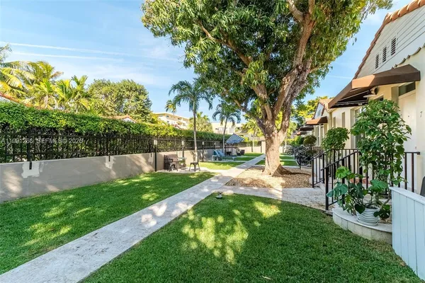 $2,200 | 814 Lenox Avenue, Unit 8, Miami Beach, FL 33139