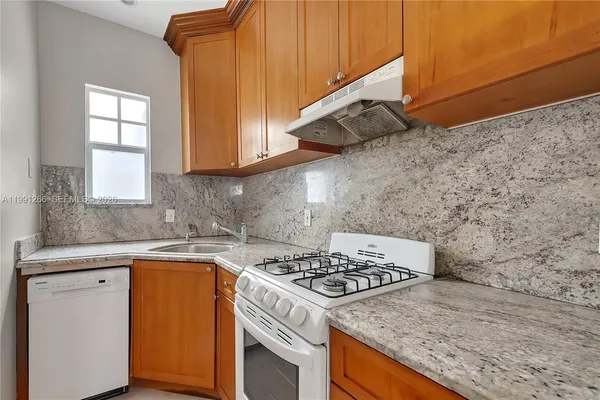 $2,200 | 814 Lenox Avenue, Unit 8, Miami Beach, FL 33139