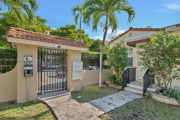 $2,200 | 814 Lenox Avenue, Unit 8, Miami Beach, FL 33139