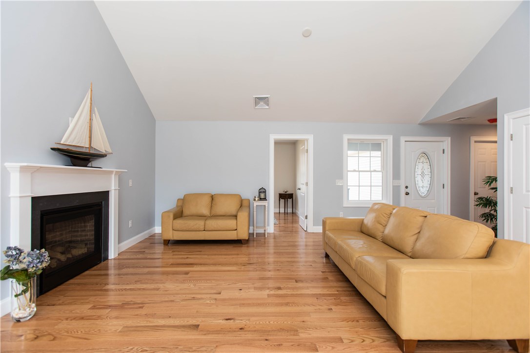 1331 Pippin Orchard Road Cranston, RI 02921 - Photo 12 of 27 Living Room