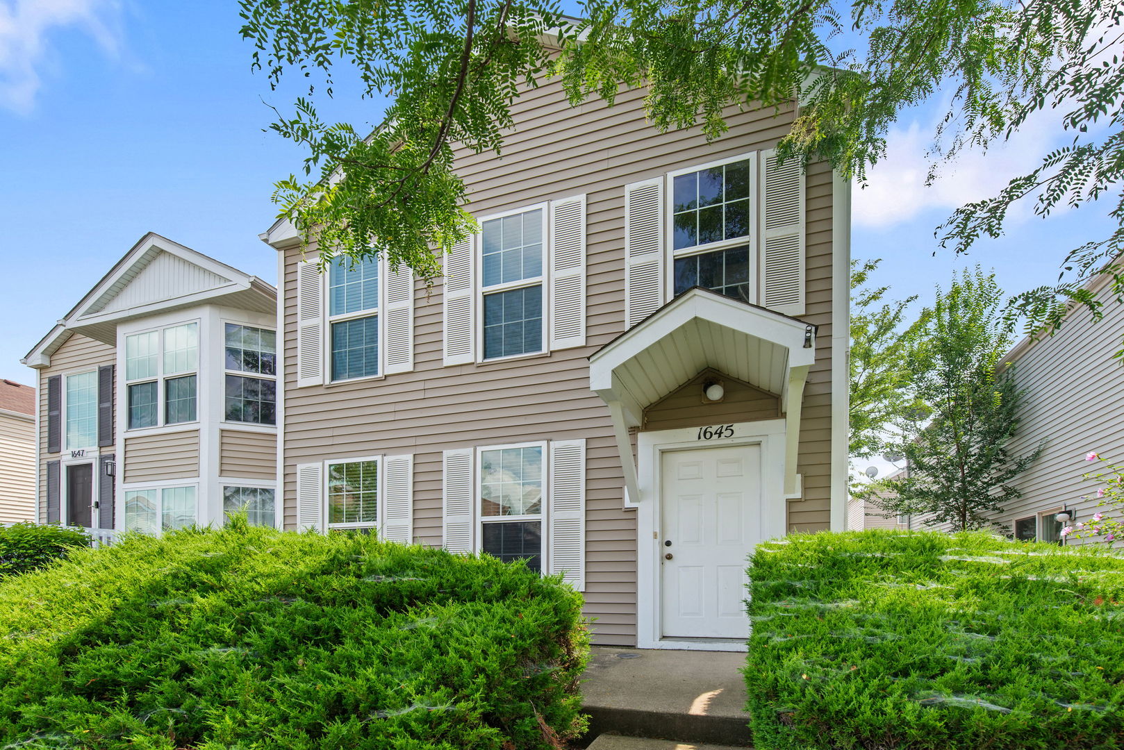 1645 Victoria Park Circle, Unit 1645 Aurora, IL 60504 - Photo 2 of 15