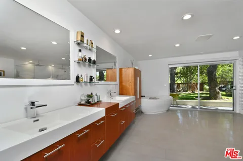 $2,595,000 | 20150 Delita Drive, Woodland Hills, CA 91364