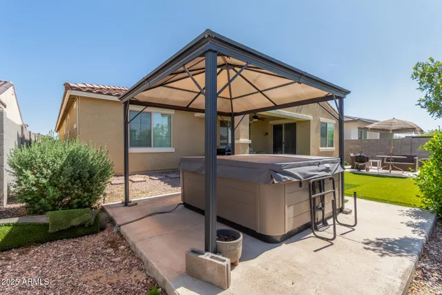 a view of a house with backyard and garden