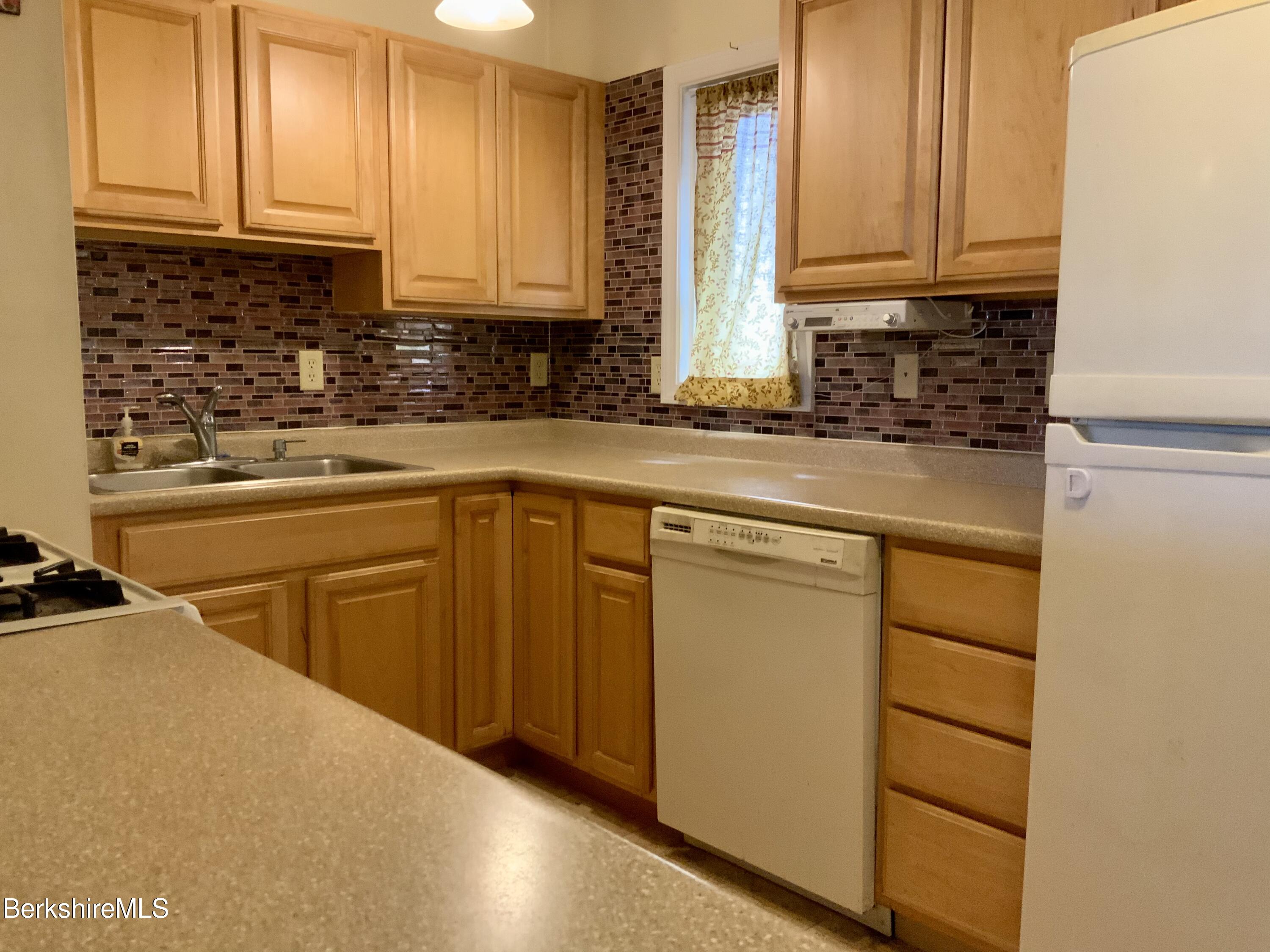 39 Bushey Road Pittsfield, MA 01201 - Photo 3 of 7 Kitchen
