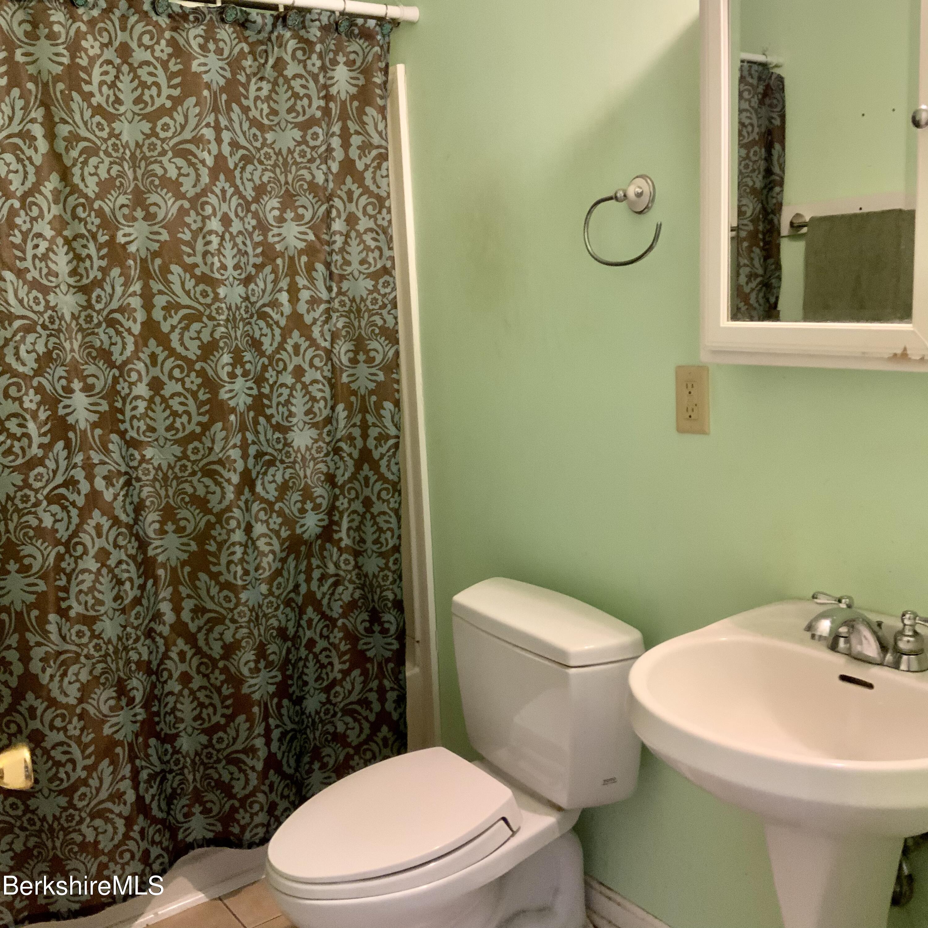 39 Bushey Road Pittsfield, MA 01201 - Photo 5 of 7 Full Bathroom