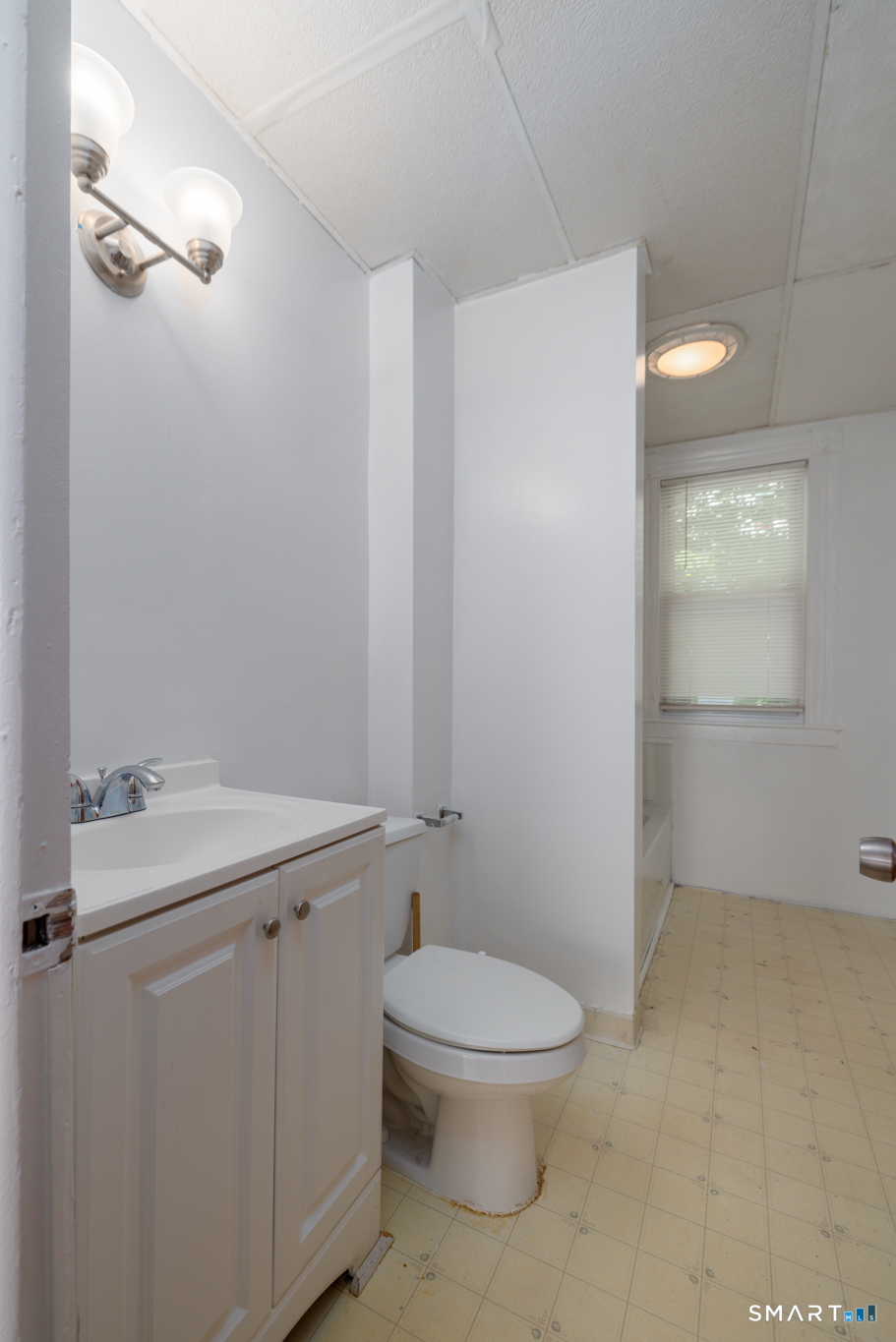 95 Sunnyside Avenue Waterbury, CT 06708 - Photo 6 of 27 2nd floor
