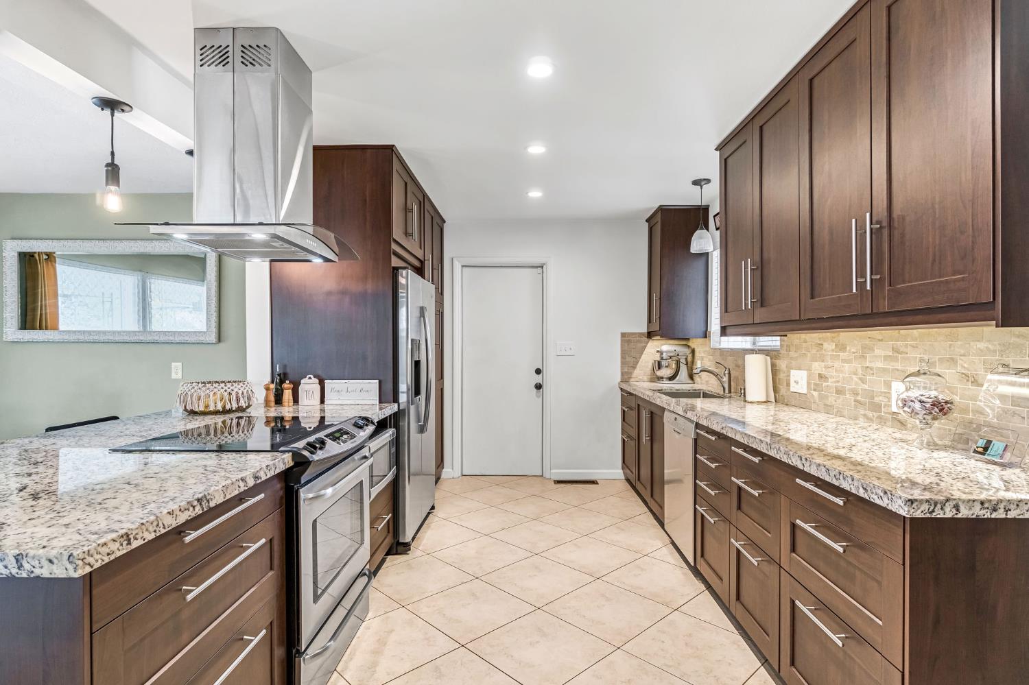 172 West Scott Avenue Fresno, CA 93704 - Photo 3 of 15