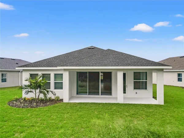 a view of a house with backyard
