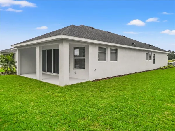 a view of a house with backyard