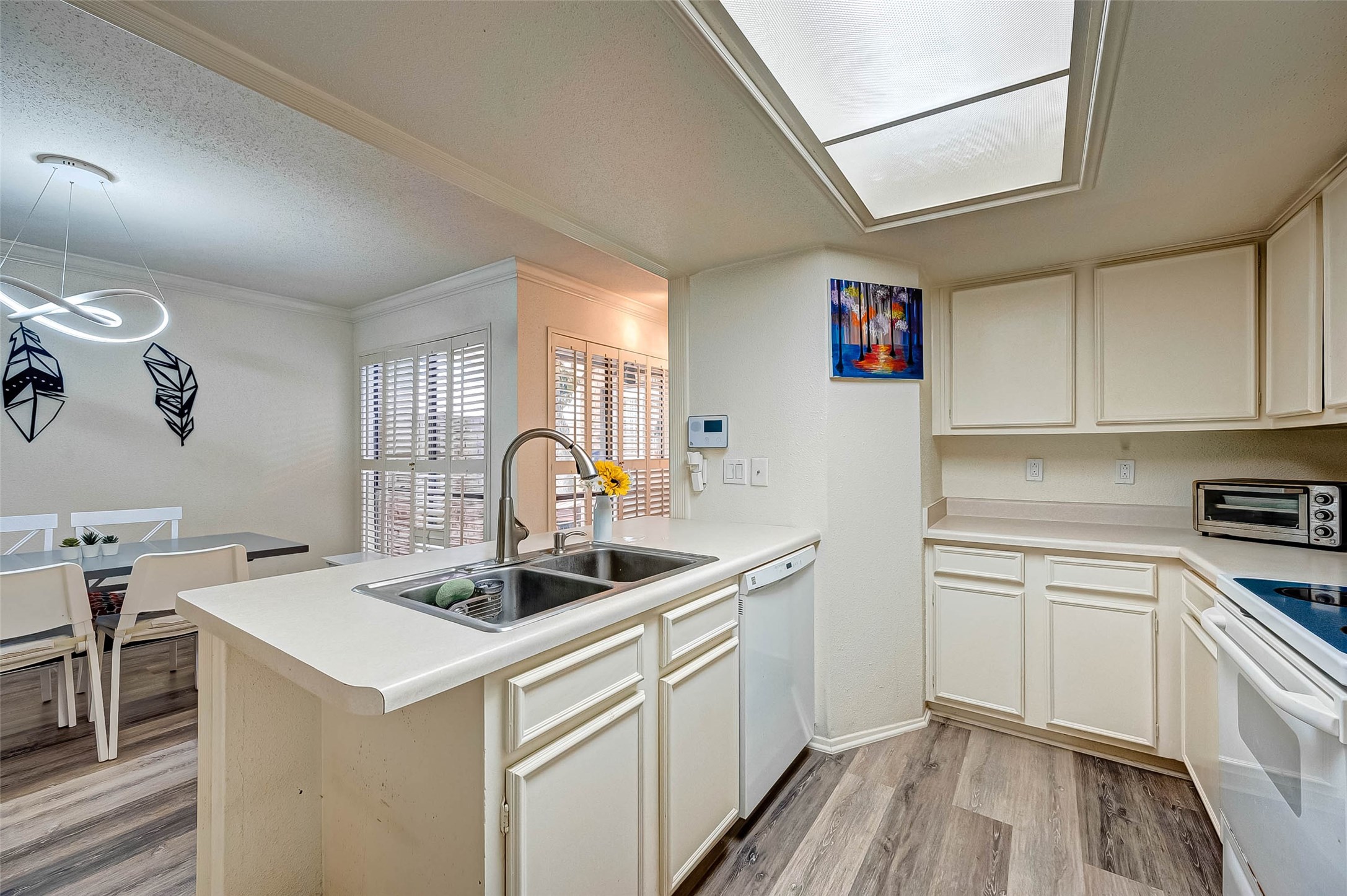 1908 Augusta Drive, Unit 7 Houston, TX 77057 - Photo 20 of 33 a kitchen that has a sink and a stove in it