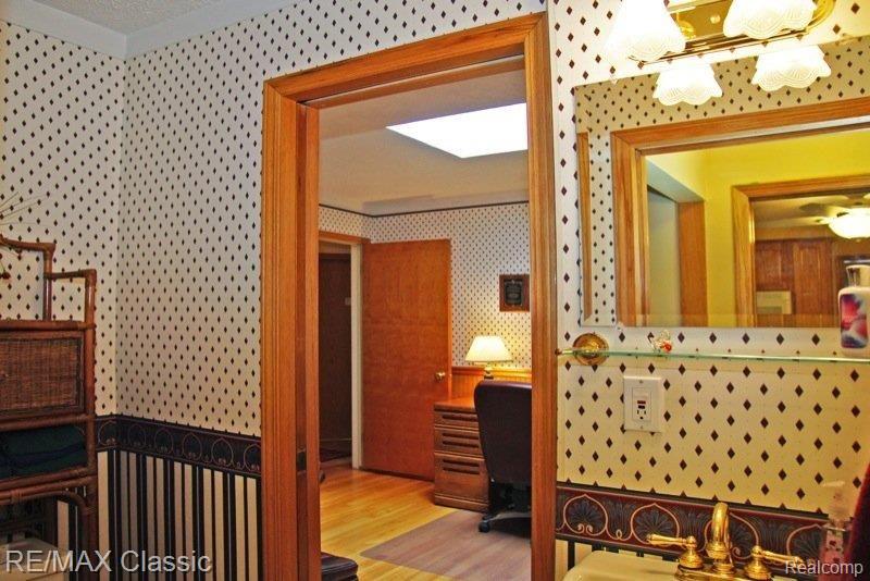 28253 Westerleigh Road Farmington, MI 48334 - Photo 10 of 24 Bathroom