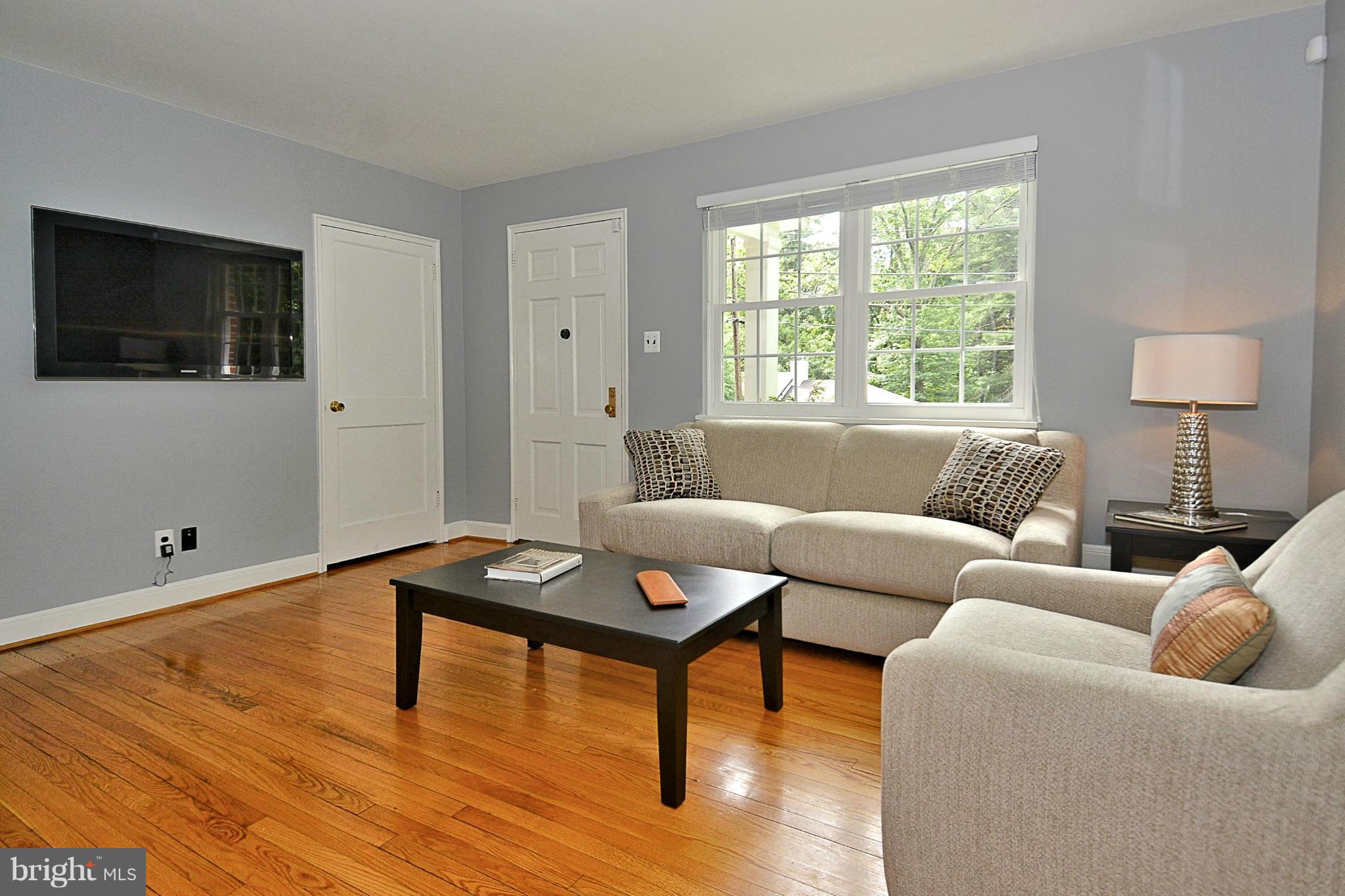 3307 Edgewood Road Kensington, MD 20895 - Photo 4 of 30 Living Room