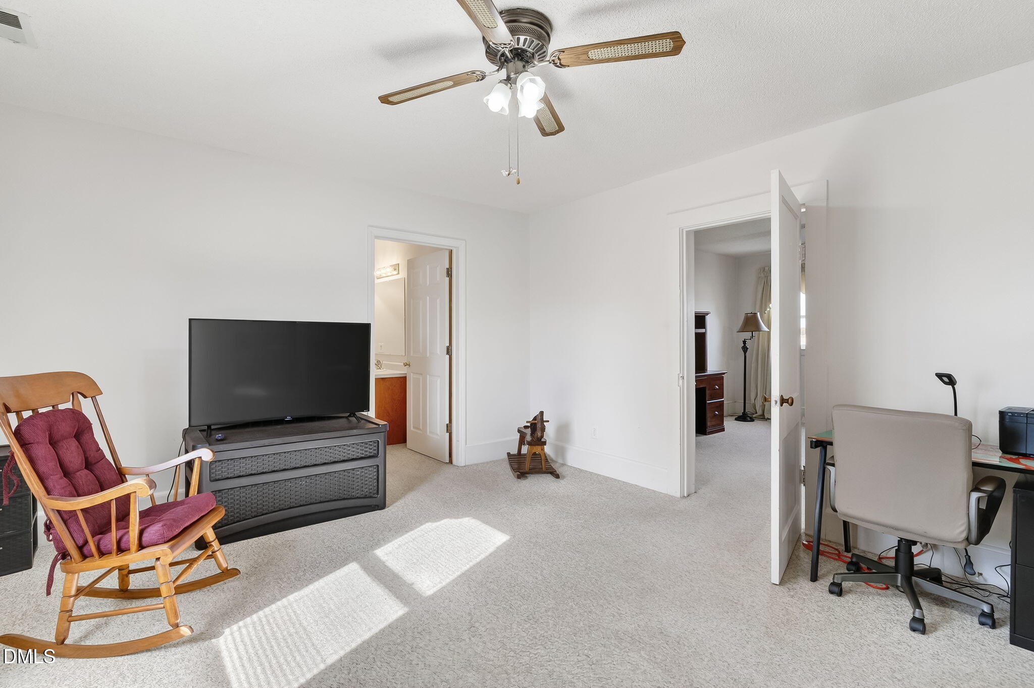 3084 Tarheel Road Benson, NC 27504 - Photo 13 of 37 a living room with furniture and a flat screen tv