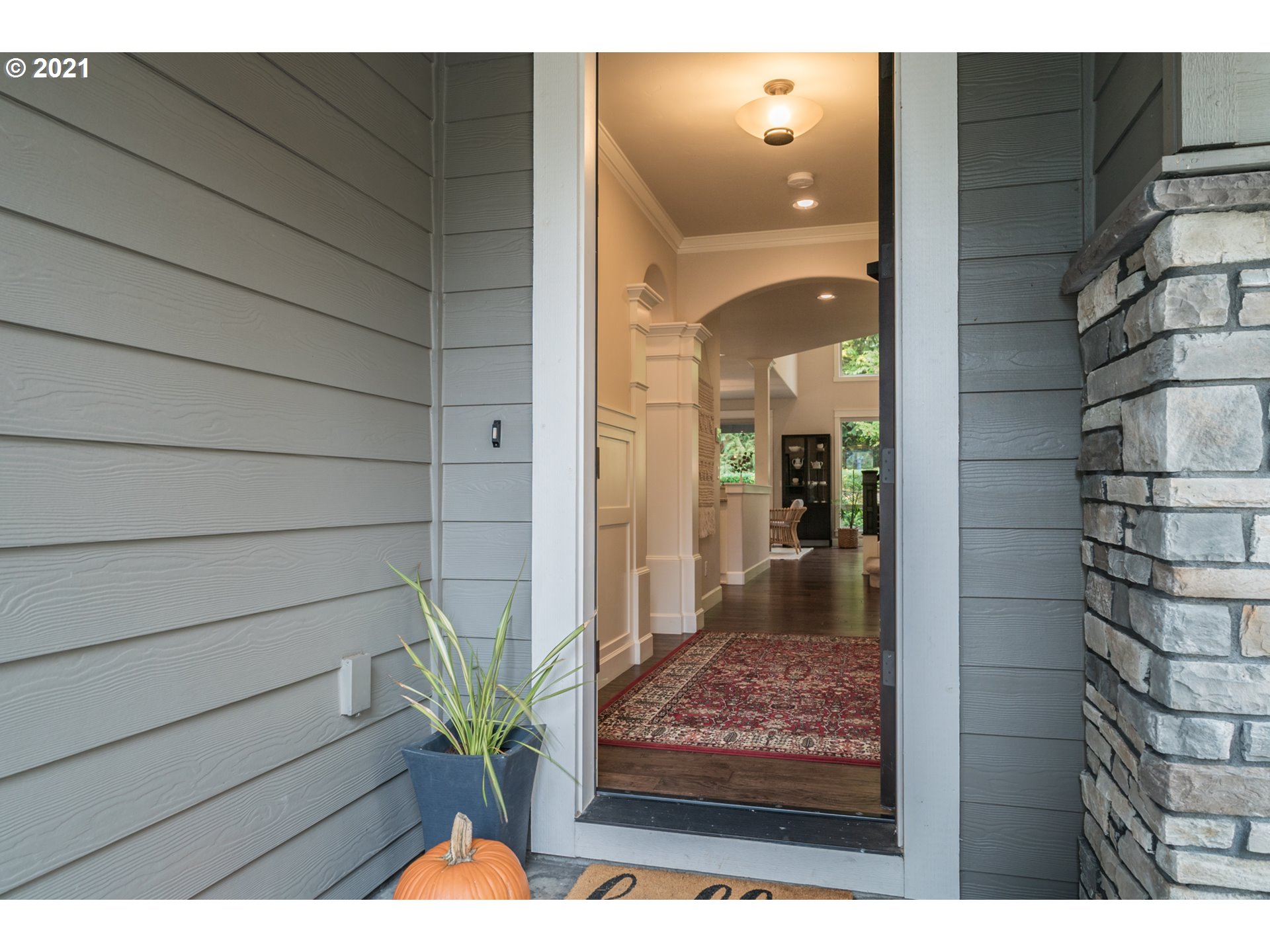 17912 Kelok Road Lake Oswego, OR 97034 - Photo 4 of 32 Gallery Image 4