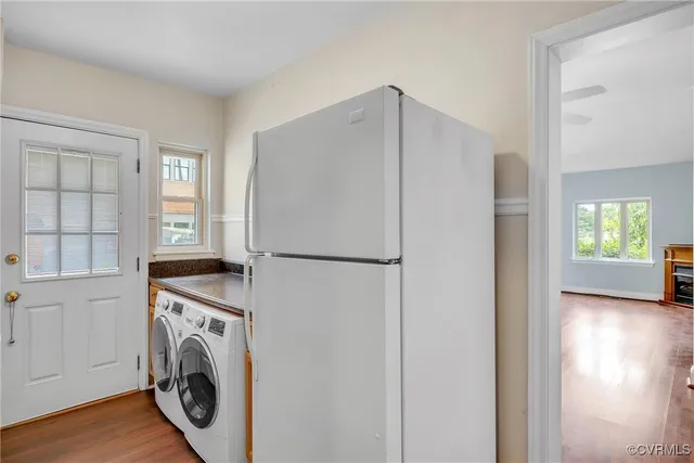 a view of kitchen with washer and dryer