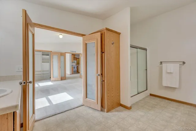 an empty room with mirror in it