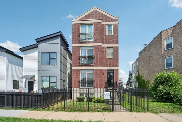 $365,000 | 2826 West Harrison Street, Unit 1, Chicago, IL 60612