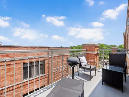 $299,000 | 1 South Lincoln Avenue, Unit 410, Lombard, IL 60148