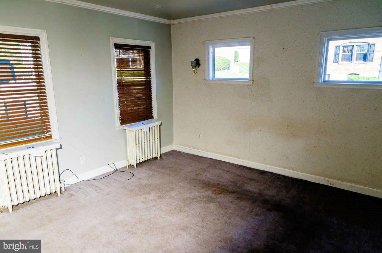 21 South Tremont Road Baltimore, MD 21229 - Photo 4 of 15 Living Room