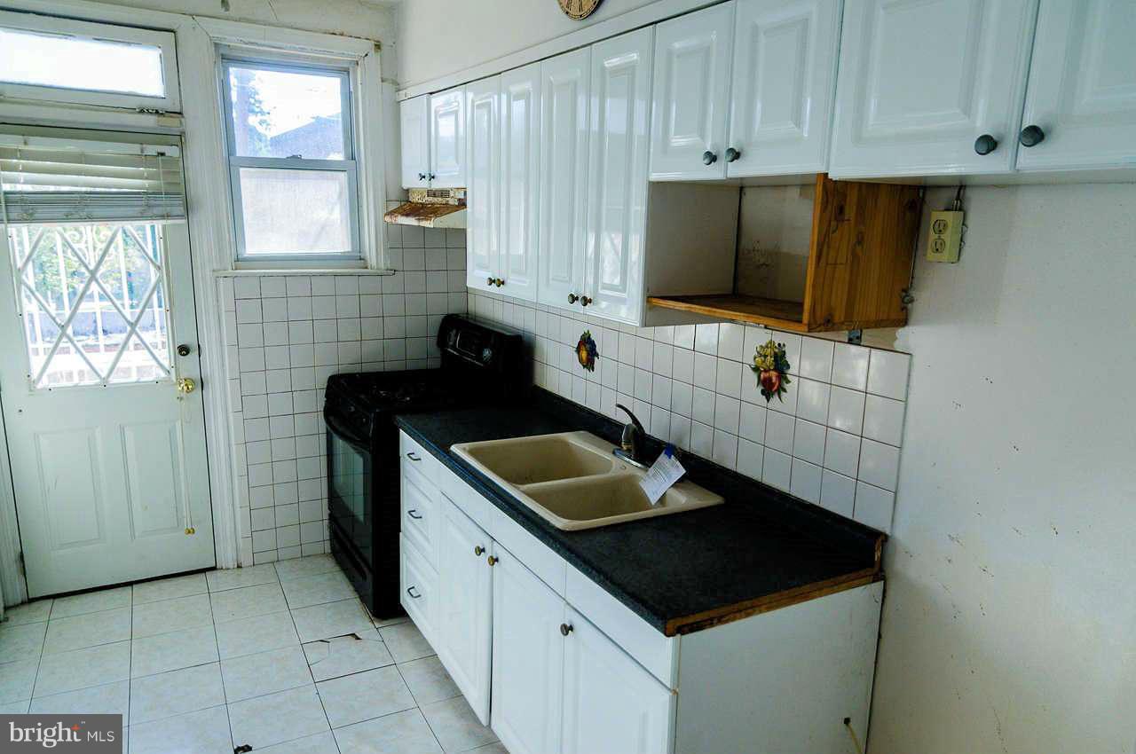 21 South Tremont Road Baltimore, MD 21229 - Photo 6 of 15 Kitchen