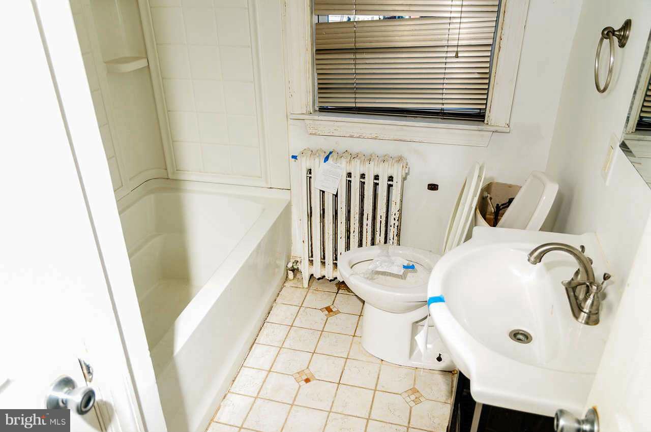 21 South Tremont Road Baltimore, MD 21229 - Photo 10 of 15 Bath