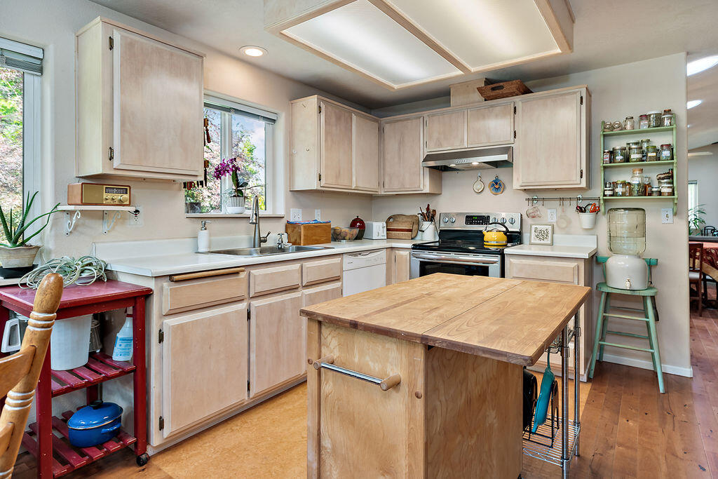 2286 Camp Baker Road Medford, OR 97501 - Photo 11 of 36 Kitchen