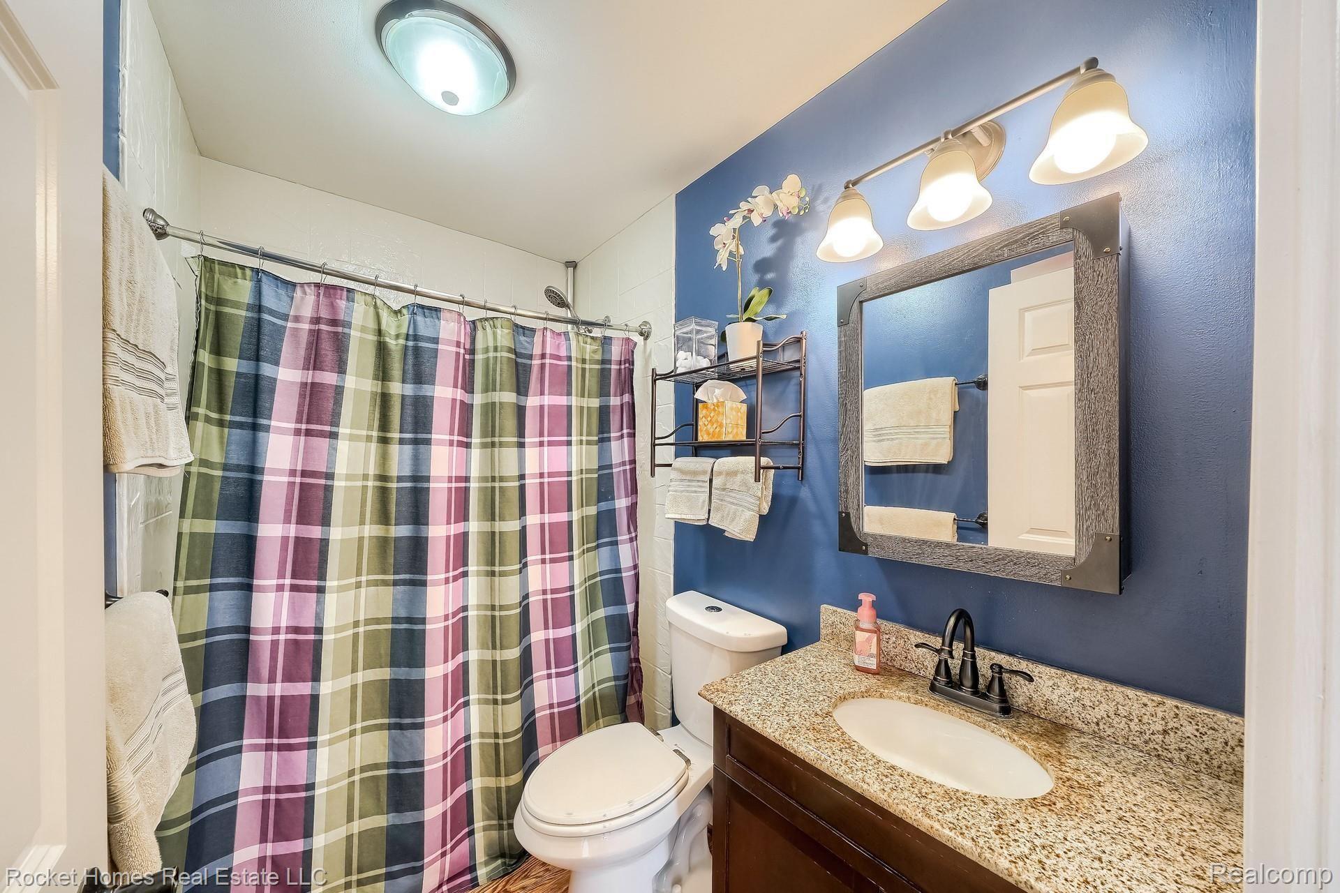 13573 South Horrell Road Fenton, MI 48430 - Photo 17 of 35 05_Main_Bathroom_IMG00080.JPG