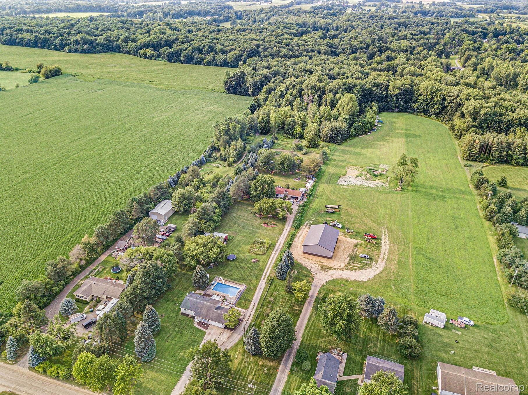 10266 Converse Road Fowlerville, MI 48836 - Photo 4 of 33 3.jpg
