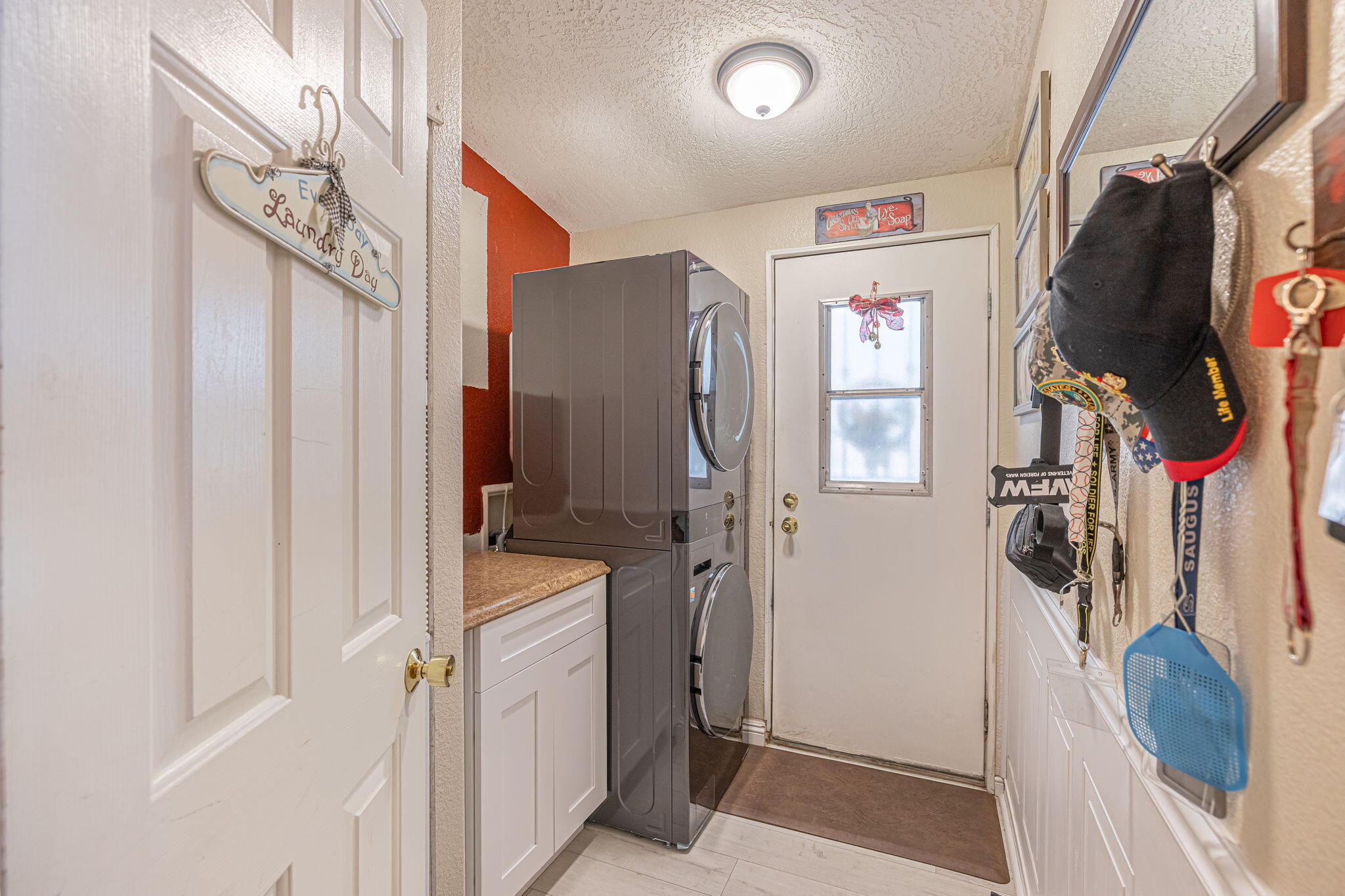 33105 Santiago Road Acton, CA 93510 - Photo 20 of 73 a view of walk in closet