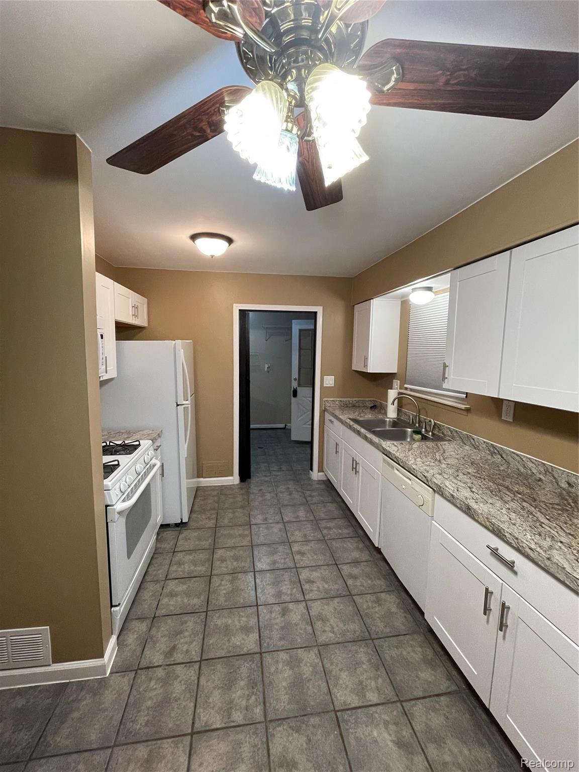23847 Superior Road Taylor, MI 48180 - Photo 5 of 17 0A48D535-0E0D-40D0-82FF-CF35BDCBC908.jpeg