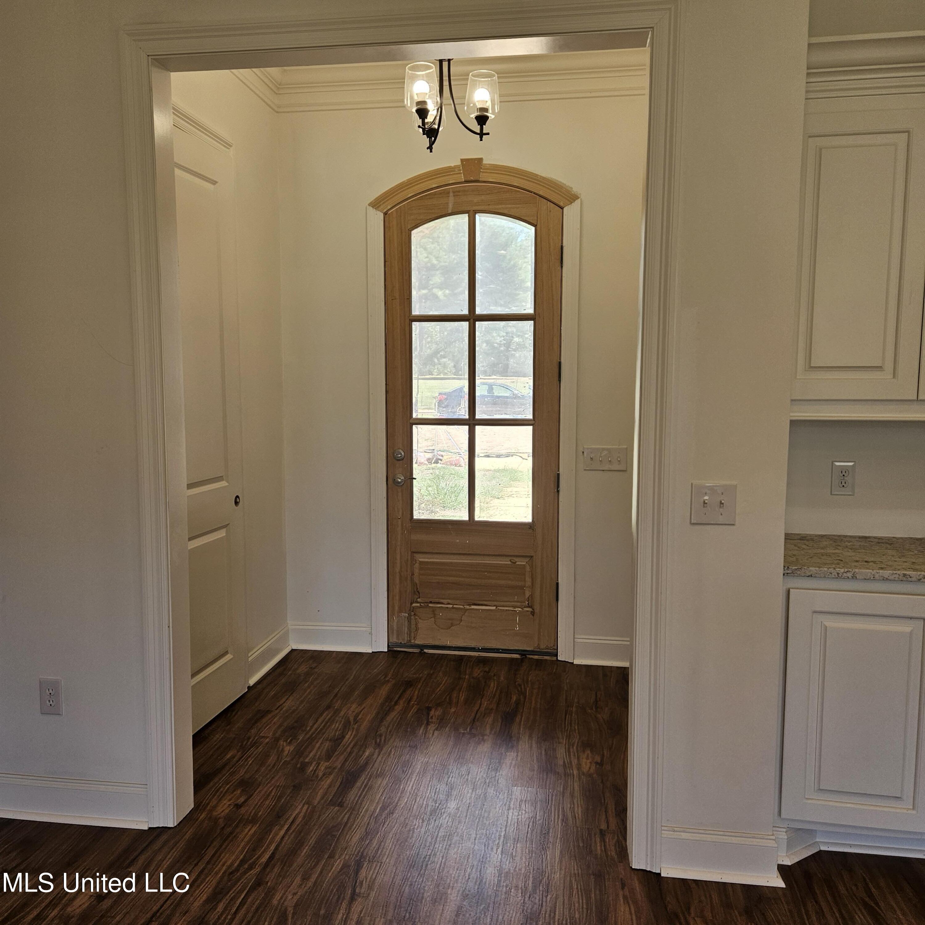 303 Maple Cove Canton, MS 39046 - Photo 7 of 17 Foyer