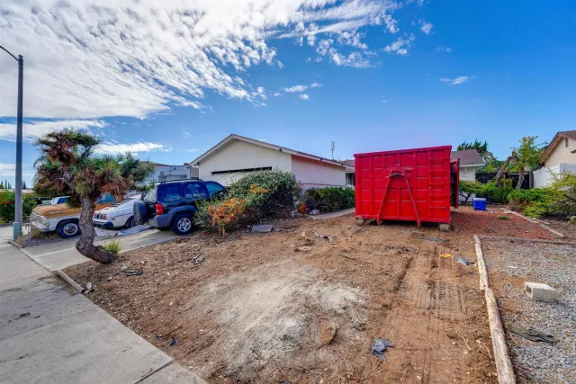 a view of a parking area