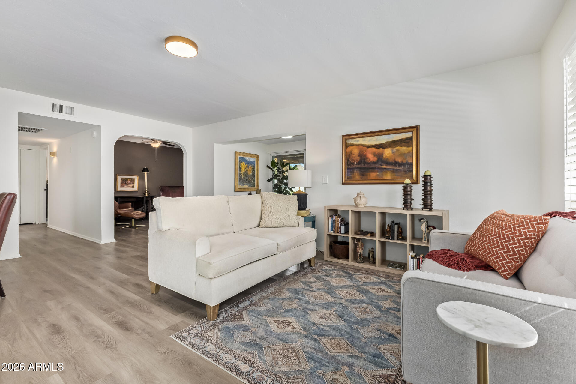 516 East Piping Rock Road Phoenix, AZ 85022 - Photo 6 of 33 Living Room