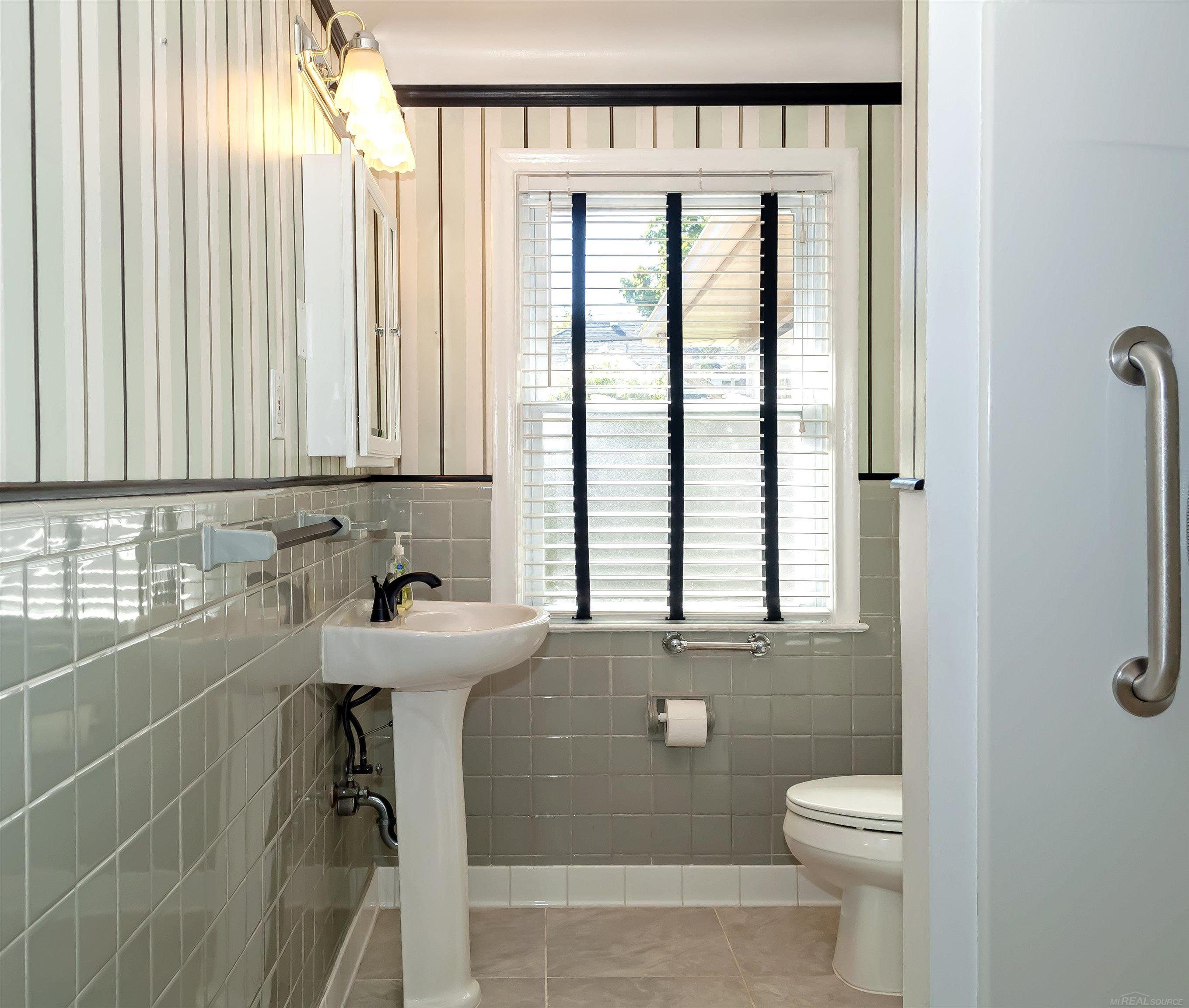 1229 Cadieux Road Grosse Pointe, MI 48230 - Photo 20 of 42 50092295-19.JPG