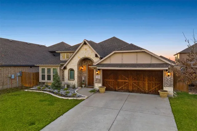a view of a house with backyard and porch