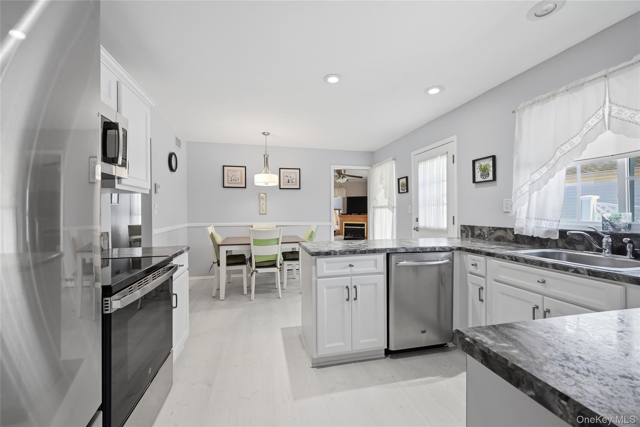 506 Lancaster Court Ridge, NY 11961 - Photo 13 of 31