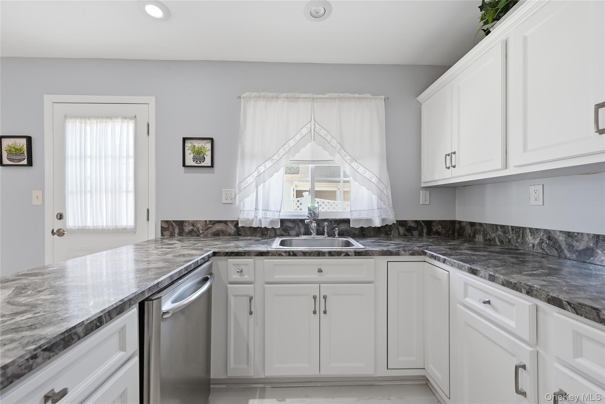 506 Lancaster Court Ridge, NY 11961 - Photo 14 of 31