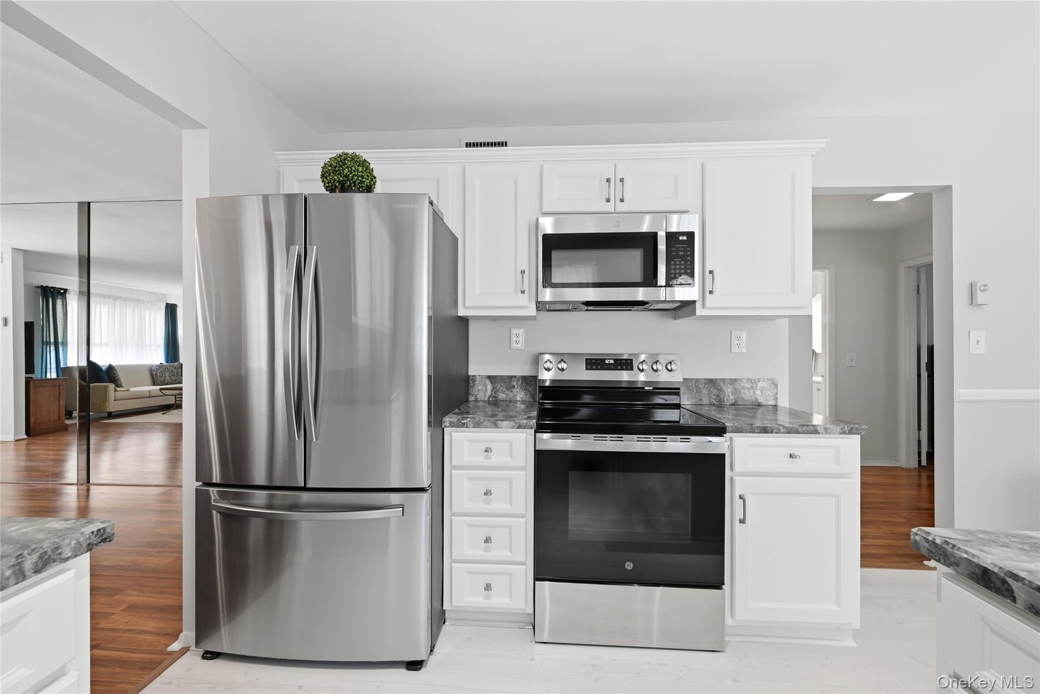 506 Lancaster Court Ridge, NY 11961 - Photo 15 of 31