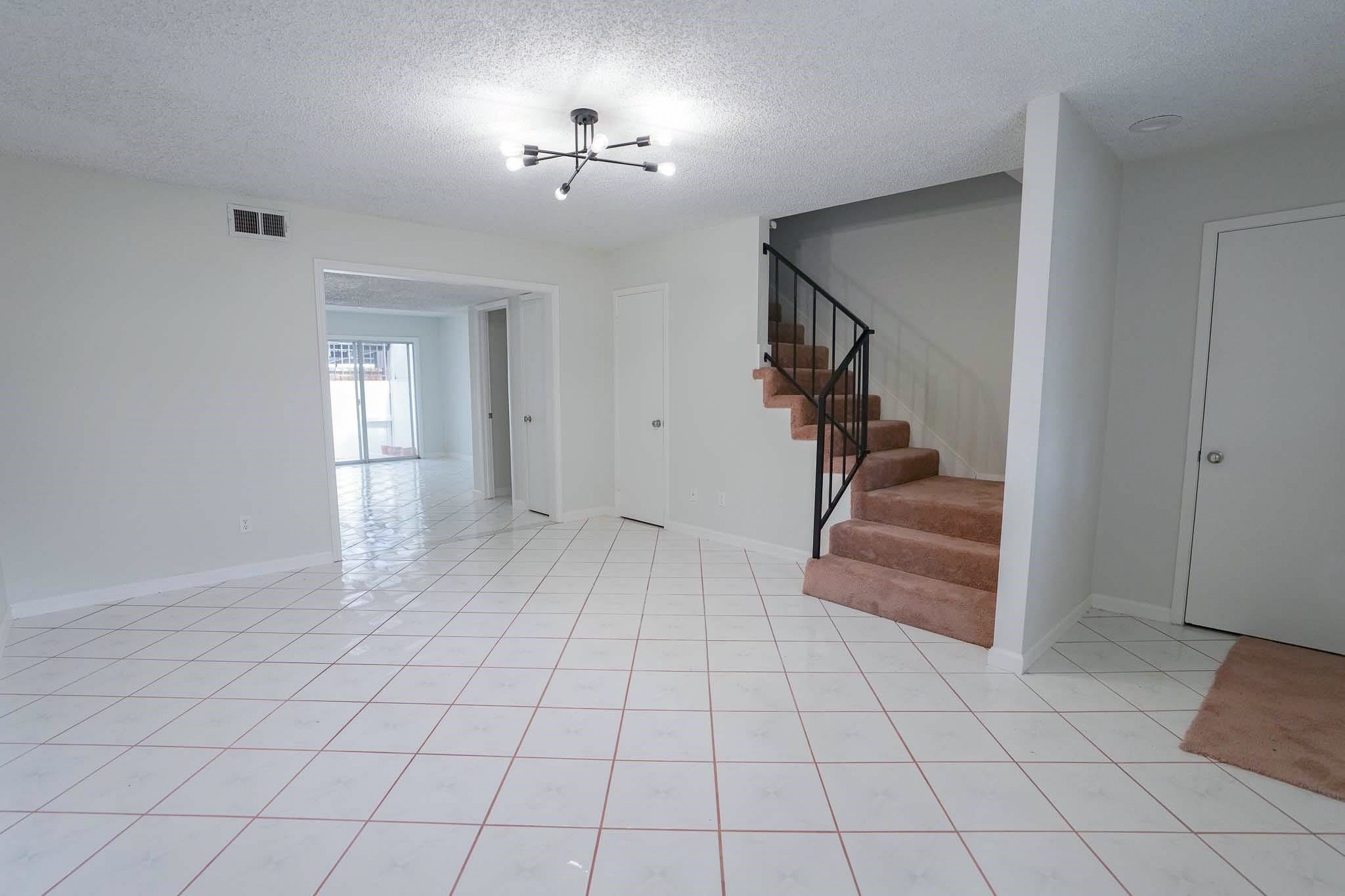1255 Witte Road, Unit 17 Houston, TX 77055 - Photo 3 of 17 Living room
