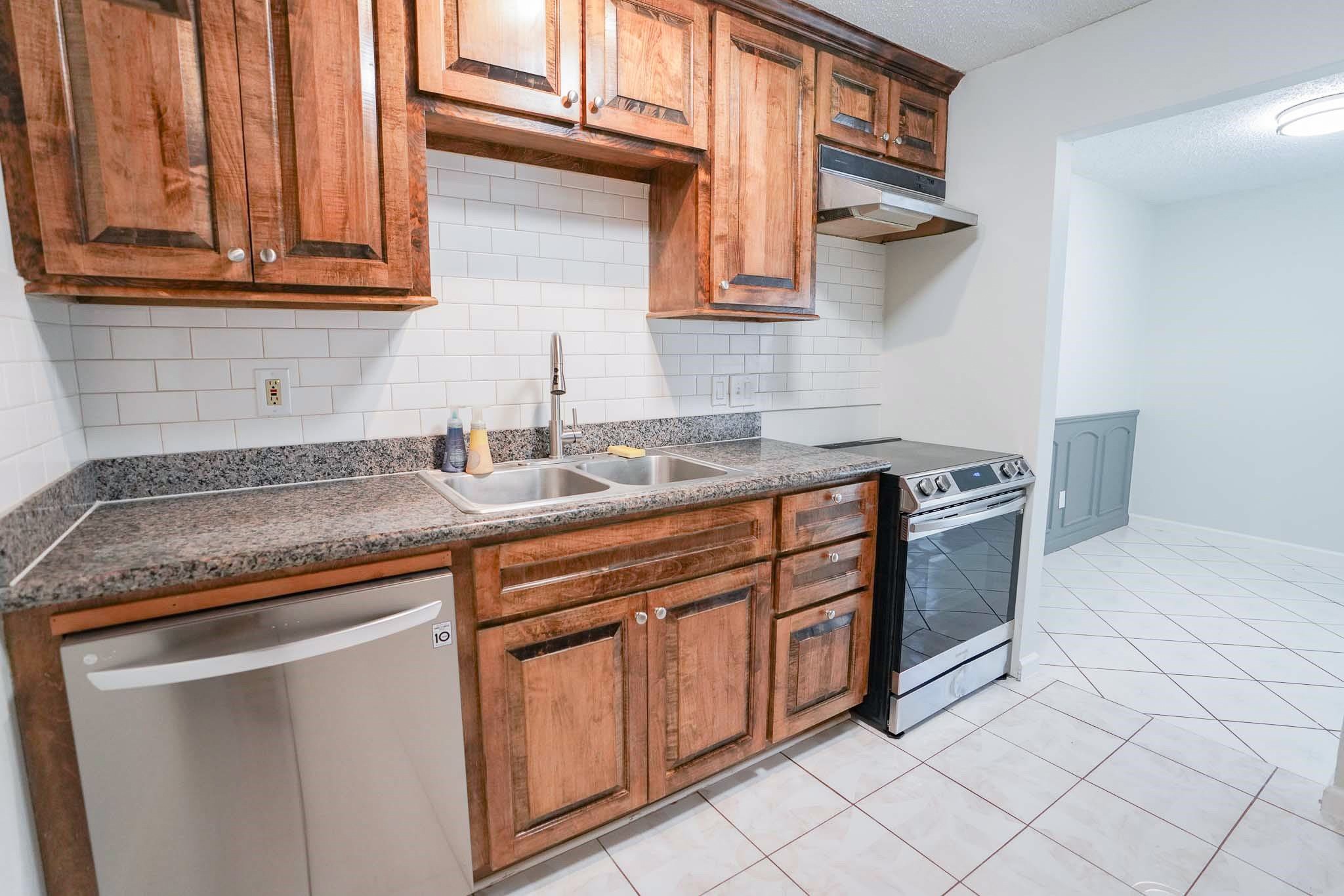 1255 Witte Road, Unit 17 Houston, TX 77055 - Photo 7 of 17 Kitchen