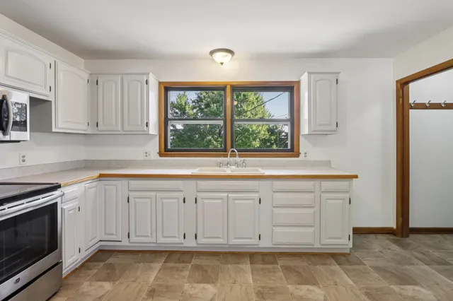 $359,900 | 405 Meadow Wood Drive, Mount Horeb, WI 53572