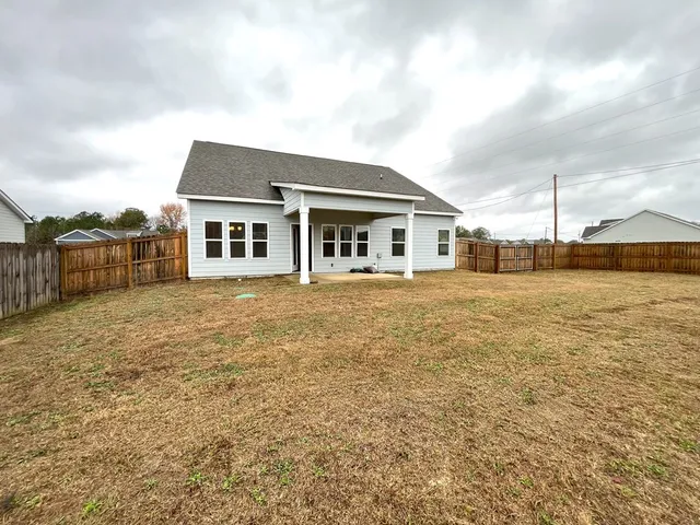 a view of a backyard