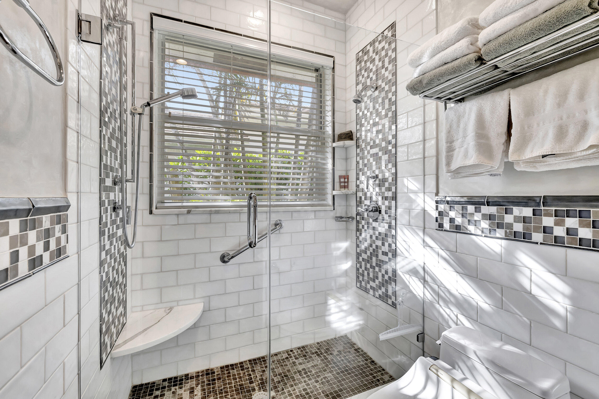 10598 Stonebridge Boulevard Boca Raton, FL 33498 - Photo 30 of 68 Guest Bathroom