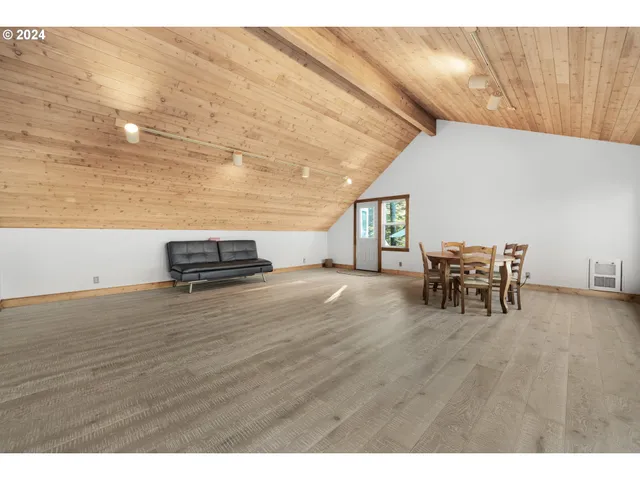 a view of a yard with plants