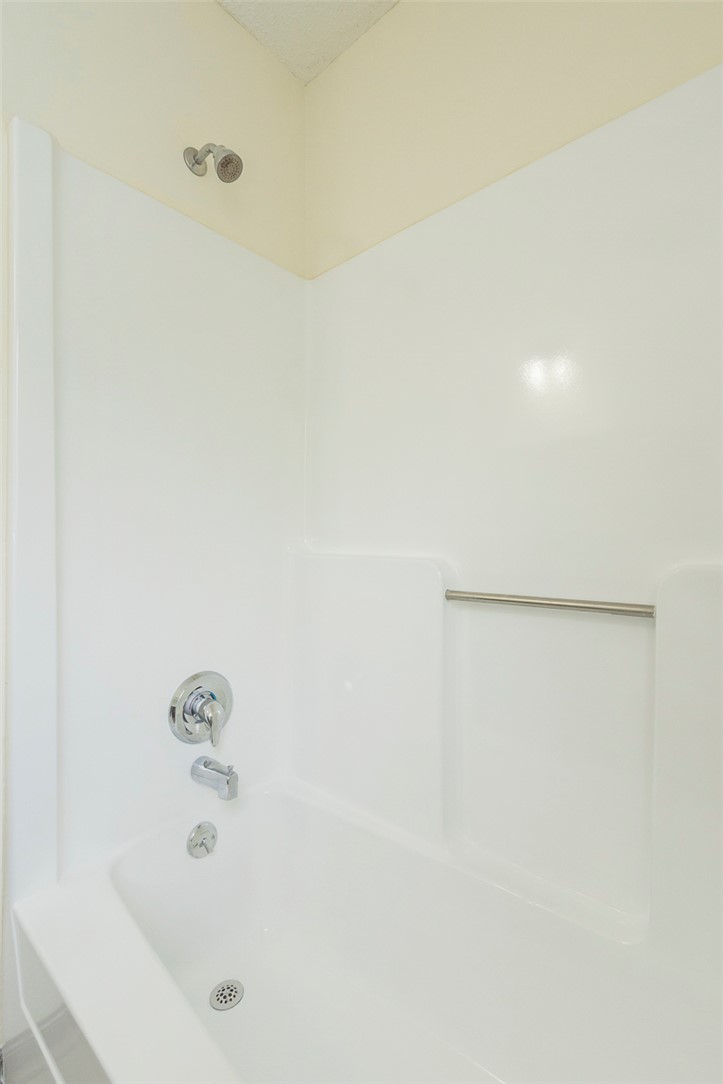 417 Greenmeadow Circle Anderson, SC 29626 - Photo 27 of 41 This clean and inviting bathtub with an integrated shower offers a refreshing start to your day.