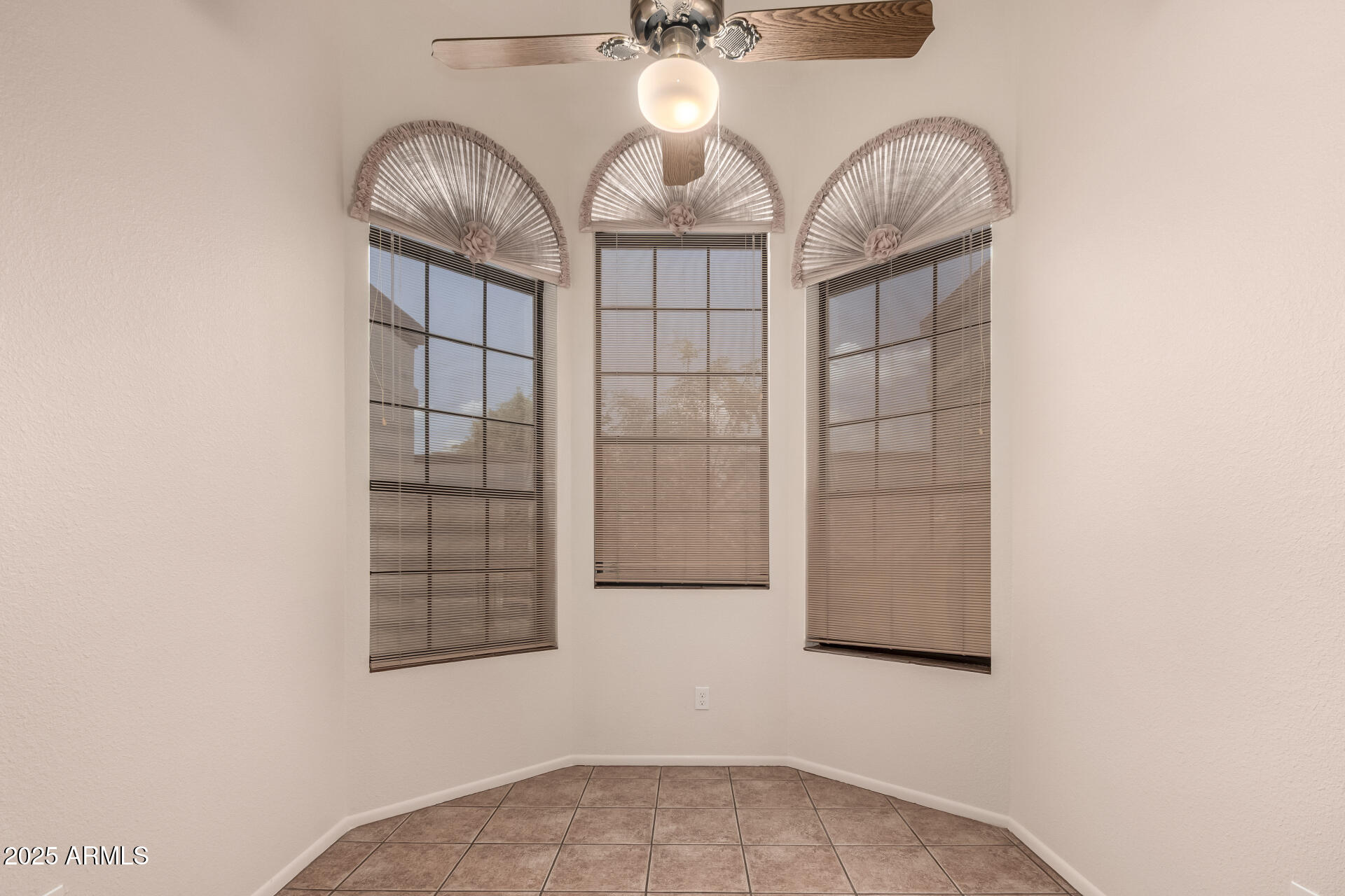 4313 North 29th Way Phoenix, AZ 85016 - Photo 10 of 31 Sunny Dining Bay with Arched Windows