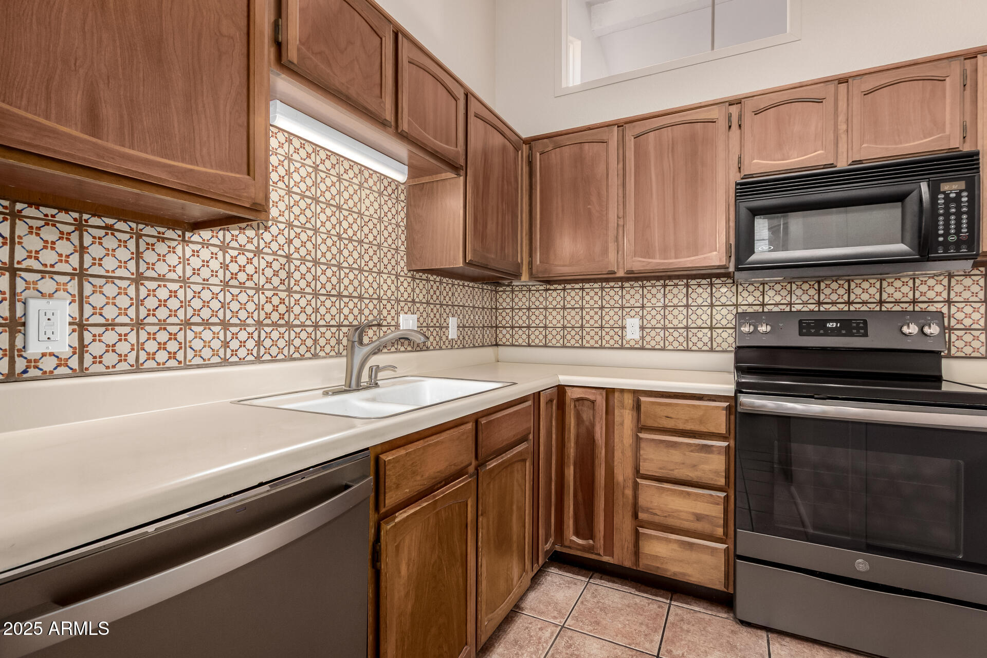 4313 North 29th Way Phoenix, AZ 85016 - Photo 13 of 31 Bright & Functional Kitchen Space