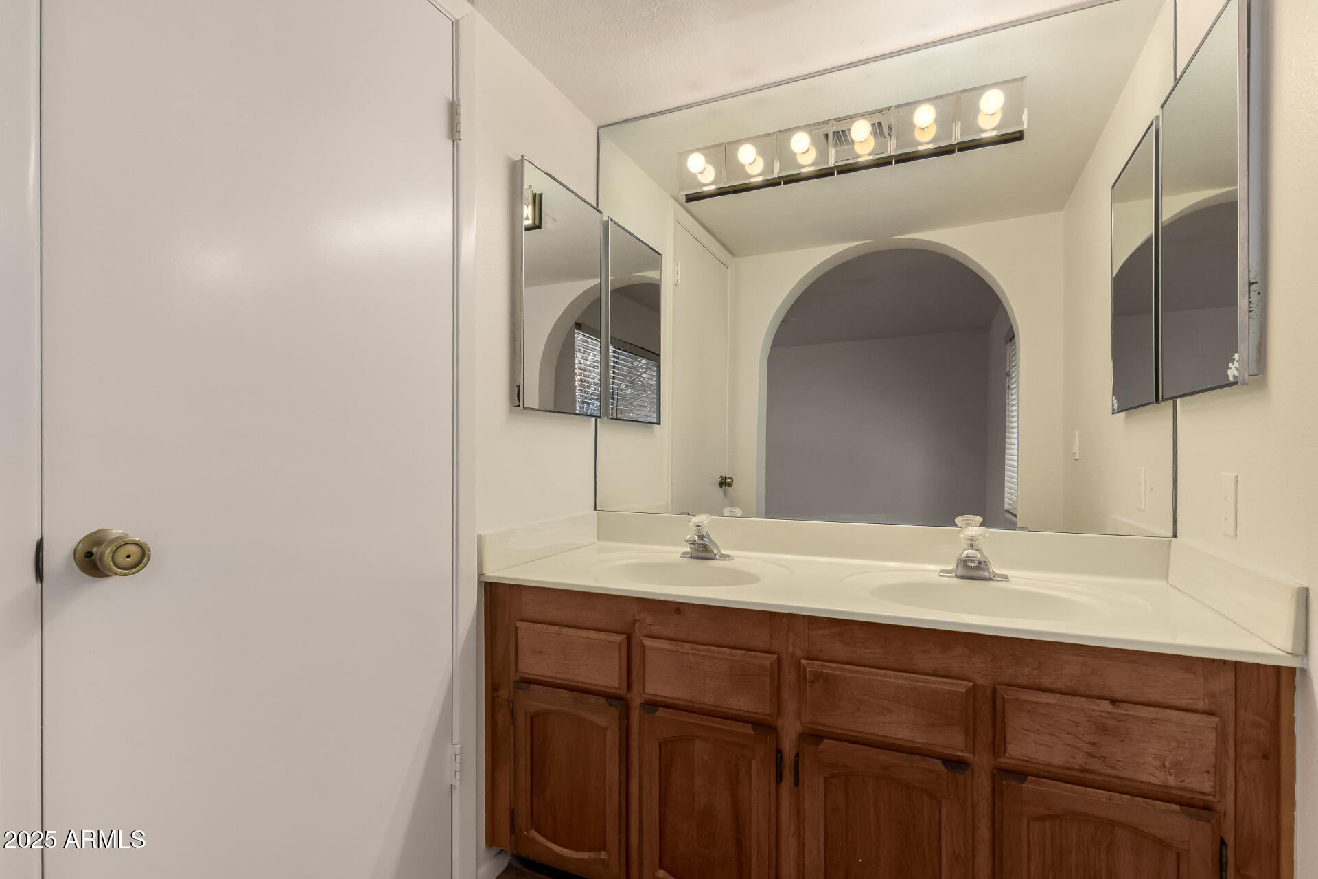 4313 North 29th Way Phoenix, AZ 85016 - Photo 16 of 31 Dual Sink Ensuite Bathroom