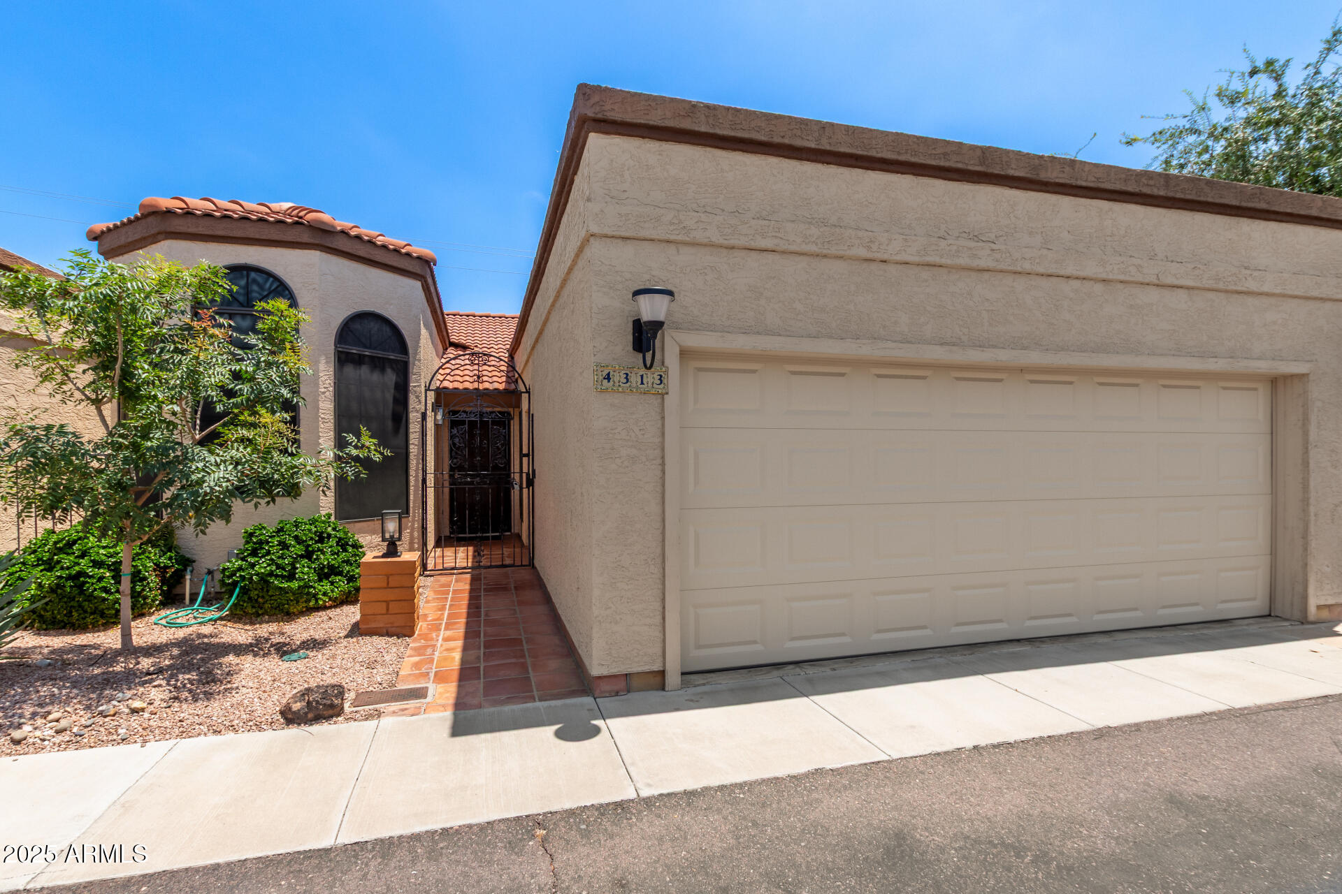 4313 North 29th Way Phoenix, AZ 85016 - Photo 5 of 31 Enclosed Courtyard Entry
