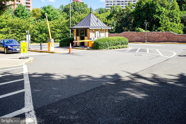 $3,000 | 307 Yoakum Parkway, Unit 609, Alexandria, VA 22304